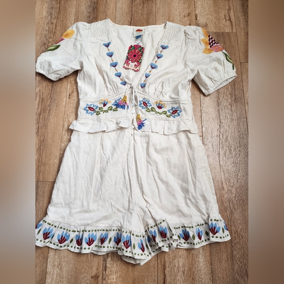 NWT $320 FARM RIO Linen Peplum Romper Ornate Embroidery Low Neck Beaded Belt M - Picture 4 of 11
